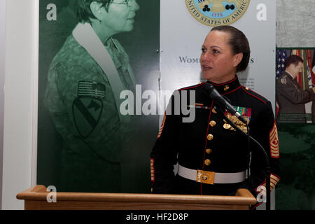 Il Sergente Maggiore della caserma marini Washington, Sgt. Il Mag. Angela Maness, dà un indirizzo durante un tramonto Parade ricevimento in donne in servizio militare per l'America Memorial in Arlington, Virginia, Agosto 12, 2014. La reception era in onore del mare-rami di base del servizio. (U.S. Marine Corps photo by Lance Cpl Giacobbe R. Bozic/RILASCIATO) Tramonto Parade 140812-M-GR671-105 Foto Stock