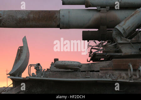 Un vicino la fotografia di un iracheno danneggiato semovente per il pezzo di artiglieria prese nov. 29, 2008, al tramonto sulla Al Anbar campus universitario a Ramadi, Iraq, durante la rimozione del serbatoio di missione. Stati Uniti Marines assegnato a Regimental Combat Team 1 sono la rimozione del serbatoio come parte del continuo sforzo di ricostruzione dell'Iraq e abbellire il paese. (U.S. Marine Corps photo by Lance Cpl. Albert F. Hunt/RILASCIATO) M-1978 KOKSAN dettaglio Foto Stock