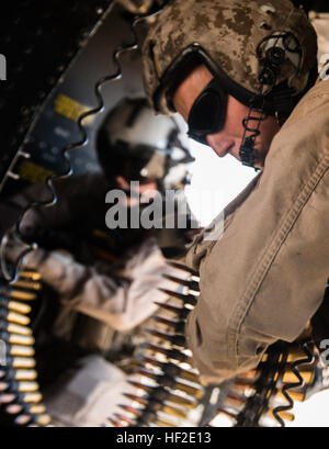 Cpl. Eric Hamer, destra, un capo equipaggio con Marine elicottero leggero Squadron 369, in base al Marine Corps base Camp Pendleton, California, e un Murray, Iowa, nativo, e Lance Cpl. Austin Shephard, un capo equipaggio con HMLA-369 e un Anacoco, La., nativo, caricare le munizioni in un GAU-21 .calibro 50 Mitragliatrice durante un bersaglio in movimento esercitare all'Yodaville urbano complesso situato in Barry Goldwater M. Gamma, Ariz., mercoledì 20 agosto, 2014. Capi di equipaggio speso più di 6.000 giri durante l'esercizio, sviluppare le competenze nel loro gunnery set qualifiche. Fornisce Yodaville urbano realistica Foto Stock