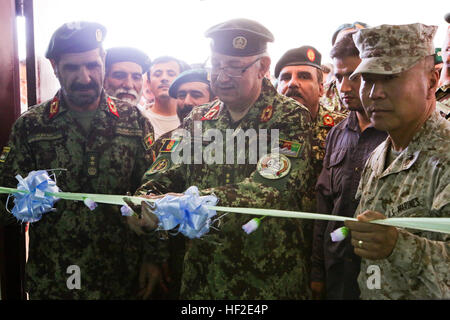 Il Mag. Gen. Sayed Malouk, comandante generale dell'Esercito nazionale afgano 215th Corps e il Mag. Gen. MussaWardat afghana Ministero della Difesa del chirurgo generale,e Briga. Gen. Daniel Yoo, comandante generale di Marine Expeditionary Brigade-Afghanistan, aprire ufficialmente il primo esercito nazionale afghano ospedale a bordo Camp Shorabak nella provincia di Helmand in Afghanistan Agosto 21, 2014. Il trattamento medico centro è azionata indipendentemente dall'ANA 215th Corps. (Ufficiale DEGLI STATI UNITI Marine Corps foto di Sgt. James D. Pauly, Marine Expeditionary Brigade Afghanistan/RILASCIATO) Camp Ospedale Shorabak apertura 1408 Foto Stock