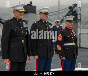 Brig. Gen. David W. Coffman, comandante delle forze Marine Sud, Col. Michael Cuccio, capo di stato maggiore delle forze Marine Sud e Sgt. Il Mag. James N. Calbough, sergente maggiore delle forze Marine Sud, stand a bordo della nave cilena LSDH Sargento Aldea Agosto 22, 2014, durante la cerimonia di chiusura per il partenariato delle Americhe 2014. POA 14 è stata progettata per migliorare interforze e interoperabilità, aumentare la capacità combinata di eseguire le operazioni anfibie, operazioni a sostegno della pace e di assistenza umanitaria/Disaster Relief missioni, e ulteriormente sviluppare relazioni solide e durature della Foto Stock