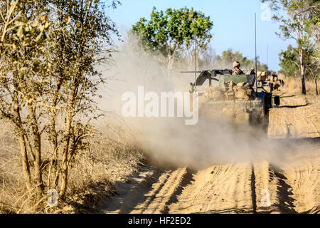 Marines della Weapons Company, 1st Battalion, 5th Marine Regiment, Marine Rotational Force-Darwin, missili di tiro e .50 cal. Mitragliatrici durante un'esercitazione a fuoco vivo presso la Bradshaw Field Training area. L'esercizio Koolendong 2014 integra le forze statunitensi e australiane, concentrandosi sul coordinamento terrestre, aereo e logistico in condizioni austere. Foto Stock
