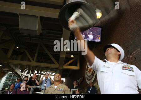 Lt. La Cmdr. Edgar Guerrero, l'Associazione dei servizi navali ufficiali San Diego presidente del capitolo, anelli San Diego Padres missione Bell prima di iniziare una partita di baseball al Petco Park, e il agosto 25. ANSO San Diego si è aggiudicato la Padres Comunidad Award per "servire" a causa del loro servizio con i giovani ispanici nella comunità locale. 3° MAW Marine accetta il premio a nome della associazione di servizi navali ufficiali 140825-M-EG514-034 Foto Stock