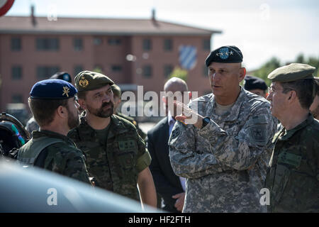 Stati Uniti Capo di Stato Maggiore dell Esercito gen. Ray odierno, medio, parla con il capo del personale dell'esercito spagnolo gen. Jaime Dominguez Buj, destra e una tigre attacco pilota di elicottero durante la sua visita alla brigata Paracadutista in Spagna a Madrid, Sett. 15, 2014. Gen. odierno è stato in visita con il capo del personale dell'esercito spagnolo gen. Jaime Dominguez Buj a promuovere militari di cooperazione militare tra i due paesi. (U.S. Foto dell'esercito da Staff Sgt. Mikki L. Sprenkle/RILASCIATO) US Army capo del personale visite Brigata Paracadutista in Spagna a Madrid 140915-A-KH856-926 Foto Stock