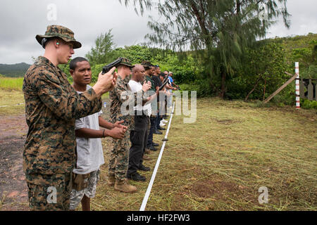 Marines Dimostrare come caricare correttamente il M9A1 9 mm pistola di servizio durante un accordo bilaterale in materia di live-formazione antincendio sett. 16 Con Palau legge nazionale i funzionari di polizia in Mirai, Palau. La formazione ha dato di Palauan funzionari di polizia la possibilità di imparare Marine Corps nozioni fondamentali di precisione di tiro e di familiarizzarsi con l'arma da fuoco. La formazione era parte dell'esercizio T-AKE 14-2, un maritime pre-posizionato in vigore, multi-paese teatro la cooperazione in materia di sicurezza evento che si gonfia di Okinawa a bordo della USNS Sacagawea per condurre esercizi di addestramento. I marines sono poliziotti militari con la lotta contro il distacco di logistica 3 Foto Stock