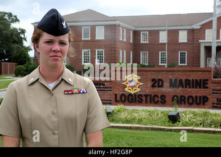 Petty Officer di terza classe Elizabeth J. Miller, corpsman con logistica di combattimento reggimento 25 e nativo di Booz, Alabama, posa per una foto davanti alla seconda logistica marino costruire il gruppo 19 settembre 2014. Larry T. Flesher, un elettricista specializzato e nativo di Valdosta, la Georgia si è schiantato la sua auto nel traffico in senso contrario la mattina del 12 settembre 2014, mentre attraversano la Sneads Ferry Bridge per il suo modo di lavorare sul Camp Lejeune. Con l aiuto di due Marines, Miller è stata in grado di tirare Flesher dalla sua auto ed eseguire prima un aiuto fino all'arrivo del servizio medico di emergenza. Flesher vissuto grazie a Foto Stock