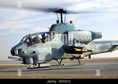 090112-M-1876J-006.jpg CAMP BASTION, provincia di Helmand, Repubblica Islamica dell'Afghanistan - un AH-1W Super Cobra elicottero decolla dal ponte di volo di Camp Bastion, provincia di Helmand, Repubblica Islamica dell'Afghanistan, Gennaio 12, 2009. La luce subacquea/Attacco squadrone elicottero 269, una sezione di combattimento aereo elemento di Special Purpose Marine Air Ground Task Force - Afghanistan, fornisce il supporto di fuoco, di sicurezza e di ricognizione visiva supporto al 3° Battaglione, 8° Reggimento Marine (rinforzato), la massa elemento di combattimento di SPMAGTF-A e di altre forze dell'alleanza. Aviazione Marina è un critico pa Foto Stock