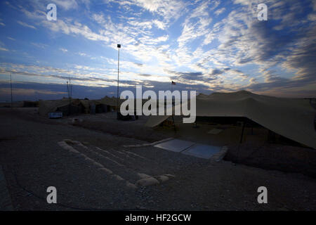 090112-M-1876J-018.jpg CAMP BASTION, provincia di Helmand, Repubblica Islamica dell'Afghanistan - il sole tramonta oltre il campo base che serve come sede di luce subacquea/Attacco squadrone elicottero 269, una sezione di combattimento aereo elemento di Special Purpose Marine Air Ground Task Force - Afghanistan, a Camp Bastion, provincia di Helmand, Repubblica Islamica dell'Afghanistan, Gennaio 12, 2009. I marines di HML/A-269 per fornire il supporto ai 3° Battaglione, 8° Reggimento Marine (rinforzato), la massa elemento di combattimento di SPMAGTF-A. Le forze di marina stand con gli afgani come un partner strategico nella costruzione di un effectiv Foto Stock