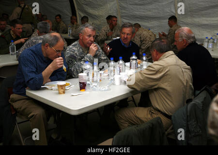 090111-M-1876J-004.jpg CAMP BASTION, provincia di Helmand, Repubblica Islamica dell'Afghanistan - William legno (sinistra), IL GOVERNO DEGLI STATI UNITI Ambasciatore della Repubblica islamica dell'Afghanistan; U.S. Esercito gen. David McKiernan (secondo da sinistra), comandante della forza a guida NATO in Afghanistan; Sir Sherard Cowper-Coles (terzo da sinistra), l'ambasciatore britannico in Afghanistan; U.S. Vice presidente-eletto Joe Biden (destra); e Carolina del Sud Sen. Lindsey Graham (secondo da destra) Godetevi il pranzo insieme a Camp Bastion, provincia di Helmand, Afghanistan, 11 genn. 2009. Hanno visitato Camp Bastion durante il loro tour qui e ha incontrato ma Foto Stock