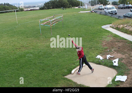 Cpl. Gabariel Graves-Wake, nativo di Chandler, Arizona, getta la shotput durante la pratica sul campo per la squadra di Marino, 22 settembre in preparazione per il 2014 Giochi guerriero. La squadra di Marino è stata la formazione dal settembre 15 al fine di costruire la coesione del team e di acclimatarsi al al di sopra di 6.000 m. di altitudine di Colorado Springs. La squadra di marino è costituita sia da Active Duty e veterani feriti e ammalati e feriti Marines che sono attaccati o supportato dal guerriero ferito reggimento, l'unità ufficiale del Marine Corps incaricato di fornire esauriente non medico cura il recupero di feriti Foto Stock