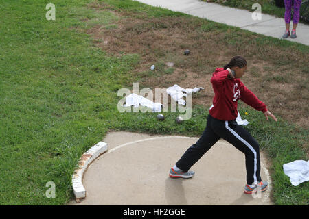 Cpl. Gabariel Graves-Wake, nativo di Chandler, Arizona, si prepara a lanciare la shotput durante la pratica sul campo per la squadra di Marino, 22 settembre in preparazione per il 2014 Giochi guerriero. La squadra di Marino è stata la formazione dal settembre 15 al fine di costruire la coesione del team e di acclimatarsi al al di sopra di 6.000 m. di altitudine di Colorado Springs. La squadra di marino è costituita sia da Active Duty e veterani feriti e ammalati e feriti Marines che sono attaccati o supportato dal guerriero ferito reggimento, l'unità ufficiale del Marine Corps incaricato di fornire esauriente non medico cura di recupero Foto Stock