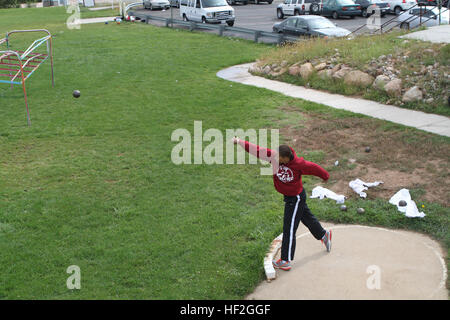 Cpl. Gabariel Graves-Wake, nativo di Chandler, Arizona, getta la shotput durante la pratica sul campo per la squadra di Marino, 22 settembre in preparazione per il 2014 Giochi guerriero. La squadra di Marino è stata la formazione dal settembre 15 al fine di costruire la coesione del team e di acclimatarsi al al di sopra di 6.000 m. di altitudine di Colorado Springs. La squadra di marino è costituita sia da Active Duty e veterani feriti e ammalati e feriti Marines che sono attaccati o supportato dal guerriero ferito reggimento, l'unità ufficiale del Marine Corps incaricato di fornire esauriente non medico cura il recupero di feriti Foto Stock