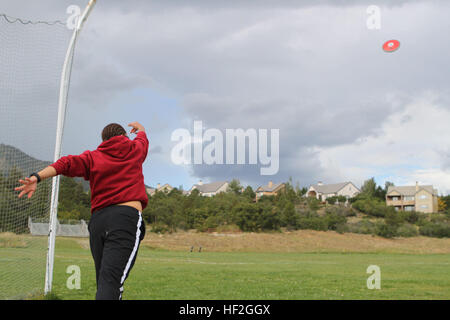 Cpl. Gabariel Graves-Wake, nativo di Chandler, Arizona, getta la discus durante la pratica sul campo per la squadra di Marino, 22 settembre in preparazione per il 2014 Giochi guerriero. La squadra di Marino è stata la formazione dal settembre 15 al fine di costruire la coesione del team e di acclimatarsi al al di sopra di 6.000 m. di altitudine di Colorado Springs. La squadra di marino è costituita sia da Active Duty e veterani feriti e ammalati e feriti Marines che sono attaccati o supportato dal guerriero ferito reggimento, l'unità ufficiale del Marine Corps incaricato di fornire esauriente non medico cura il recupero di feriti Foto Stock