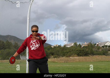 Cpl. Gabariel Graves-Wake, nativo di Chandler, Arizona, si prepara a lanciare la discus durante la pratica sul campo per la squadra di Marino, 22 settembre in preparazione per il 2014 Giochi guerriero. La squadra di Marino è stata la formazione dal settembre 15 al fine di costruire la coesione del team e di acclimatarsi al al di sopra di 6.000 m. di altitudine di Colorado Springs. La squadra di marino è costituita sia da Active Duty e veterani feriti e ammalati e feriti Marines che sono attaccati o supportato dal guerriero ferito reggimento, l'unità ufficiale del Marine Corps incaricato di fornire esauriente non medico cura di recupero Foto Stock