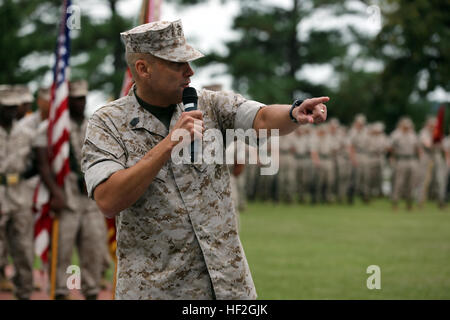 Il sergente magg. Robert VanOostrom, in uscita il sergente maggiore di II Marine forza expeditionary, risolve la folla durante un sollievo e cerimonia di nomina a bordo di Camp Lejeune, N.C., Sett. 23, 2014. VanOostrom assume la sua posizione come sergente maggiore di II MEF nel marzo 2012. II Marine forza expeditionary abbraccia nuove Sergente Maggiore 140923-M-KK123-005 Foto Stock