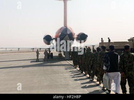 Esercito Nazionale Afghano soldati con il 215th Corps e civili afgani a piedi in una singola linea di file mentre si è a bordo di un velivolo a bordo di Camp Bastion, provincia di Helmand, Afghanistan, Sett. 27, 2014. I soldati ed i civili sono in programma un viaggio a Kabul per un periodo di riposo e relax periodo con le loro famiglie. (U.S. Marine Corps foto di Cpl. Cody Haas/ Rilasciato) 215th Corps soldati condotta prima Afghan-azionato lasciare per il volo per il riposo, il relax 140930-M-YZ032-548 Foto Stock