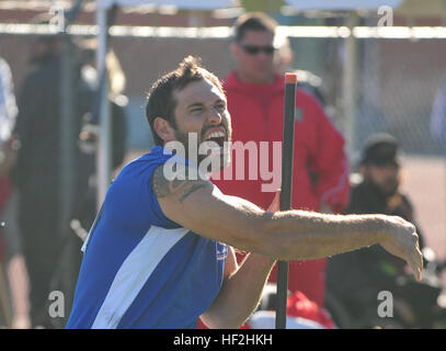 Air Force atleta Ryan Pinney getta la discus durante il 2014 Warrior giochi in Colorado Springs, Colo., Ottobre 2, 2014. Il guerriero giochi consiste di 200 feriti e ammalati e feriti i membri del servizio atleti provenienti da tutto il Dipartimento della Difesa, che ha giocato in stile Paralimpici eventi per il loro rispettivo ramo militare. Lo scopo del gioco è quello di contribuire a mettere in evidenza il potenziale illimitato di guerrieri attraverso gli sport competitivi. (U.S. Esercito nazionale Guard foto da 1Lt. Skye Robinson/RILASCIATO) Warrior Giochi 2014 141002-Z-WF656-005 Foto Stock