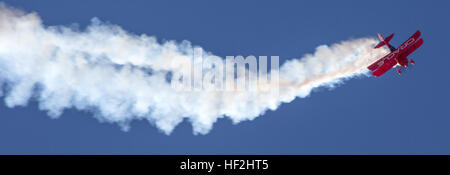 "Oracle Challenger", pilotato da Sean D. Tucker, spirali attraverso l'aria durante il 2014 Miramar Air Show a bordo di Marine Corps Air Station Miramar, California, Ott 3. Il Challenger Oracle ha avuto oltre i cieli come la prima prestazione della giornata. Oracle esegue Challenger a 2014 Miramar Air Show 141003-M-OB827-025 Foto Stock