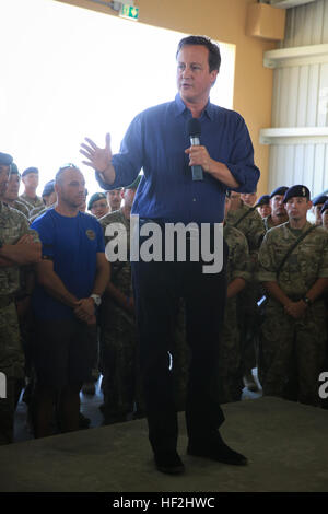 U.K. Il Primo Ministro David Cameron parla alle truppe inglesi a bordo di Camp Bastion, provincia di Helmand, Afghanistan, Ottobre 3, 2014. Cameron ha parlato con le truppe britanniche e ha incontrato con la forza internazionale di assistenza alla sicurezza e l esercito nazionale afghano leader in carica della regione. (Ufficiale DEGLI STATI UNITI Marine Corps foto di Cpl. Darien J. Bjorndal, Marine Expeditionary Brigade Afghanistan/ Rilasciato) Primo Ministro del Regno Unito visite truppe in Helmand 141003-M-MF313-114 Foto Stock