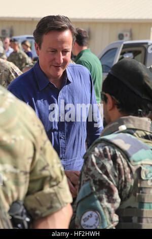 U.K. Il Primo Ministro David Cameron è accolto da un esercito nazionale afghano (ANA) soldato assegnato all'Afghanistan il 215th Corps a bordo Camp Leatherneck, provincia di Helmand, Afghanistan, Ottobre 3, 2014. Cameron ha parlato con le truppe britanniche e ha incontrato con la forza internazionale di assistenza alla sicurezza e l esercito nazionale afghano leader in carica della regione. (Ufficiale DEGLI STATI UNITI Marine Corps foto di Cpl. Darien J. Bjorndal, Marine Expeditionary Brigade Afghanistan/ Rilasciato) Primo Ministro del Regno Unito visite truppe in Helmand 141003-M-MF313-200 Foto Stock