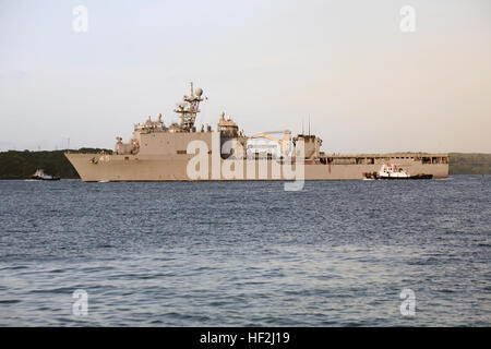 090203-M-5633L-019 GUAM (feb. 3, 2009) Il dock anfibio sbarco nave USS Comstock (LSD 45), che trasportano Marines e marinai dal XIII Marine Expeditionary Unit (XIII MEU), fa il suo modo di Base Navale, Isola Marianne. Comstock è parte del Boxer Expeditionary Strike gruppo e la13th Marine Expeditionary Unit e si trova su una distribuzione programmata il supporto globale di sicurezza marittima. (U.S. Marine Corps photo by Lance Cpl. Karl J. Launius/RILASCIATO) Navy US 090203-M-5633L-019 Il dock anfibio sbarco nave USS Comstock (LSD 45), che trasportano Marines e marinai dal XIII Marine Expeditionary U Foto Stock