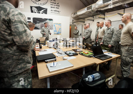 Air Force Lt. Col. Bruce Bancroft del Kentucky Air National Guard 123della risposta di emergenza i colloqui di gruppo per i membri dell'unità circa il loro ruolo nel funzionamento Regno assistenza durante un briefing in Joint Operations Center a Léopold Sédar Senghor International Airport di Dakar in Senegal, il 5 ottobre 2014. Il Kentucky aria guardie si alzò un Intermedio Base di sosta in aeroporto che imbuto di rifornimenti umanitari e apparecchiature in Africa occidentale come parte dello sforzo internazionale per la lotta contro il virus di Ebola. (U.S. Air National Guard foto di magg. Dale Greer) Kentucky Air Guard supporta il funzionamento Regno Foto Stock