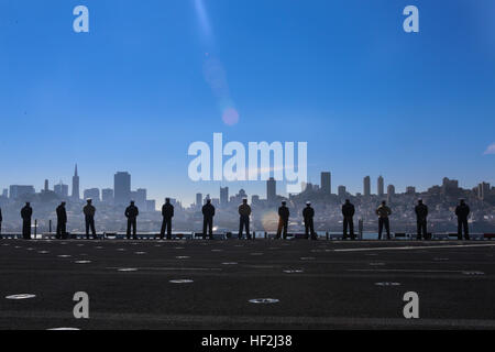 Stati Uniti Marines e marinai uomo le rotaie a bordo della USS America (LHA-6) in rotta verso San Francisco Settimana della flotta ad Ottobre 6, 2014. San Francisco Settimana della flotta ha ospitato Marines e marinai che hanno mostrato la capacità di assistenza umanitaria rilievo di disastro che il militare offre in caso di emergenze. (U.S. Marine Corps foto di Cpl. Rodion Zabolotniy/RILASCIATO) i Marines sono arrivati a San Francisco la settimana della flotta 141006-M-HT768-106 Foto Stock