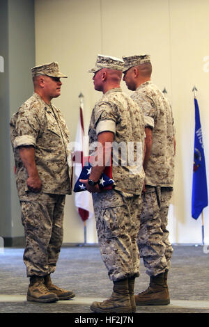 Master Gunnery Sgt. Steven C. Post, sinistra, riceve il suo pensionamento certificazioni e una bandiera americana da Col. John C. Vara e Sgt. Il Mag. Thomas W. Foster durante una cerimonia di pensionamento al Marine Corps Air Station Cherry Point, N.C., Ottobre 8, 2014. Post dedicato a tre decenni della sua vita al Marine Corps e finito la sua carriera come una manutenzione aerea chief con Marine ala squadrone della sede centrale 2. Il Vara è il comandante della Marina Gruppo di aeromobili 26 e Foster è il sergente maggiore di MWHS-2. Master gunnery sergente si ritira dopo 30 anni di servizio 141008-M-BN069-012 Foto Stock