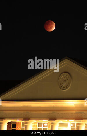 La luna sorge in pieno lunar eclipse su la sede del Marine Corps Air Station Cherry Point e 2 aeromobili Marina Wing qui Ott 8, 2014. Un'eclisse lunare si verifica quando la Luna in orbita luoghi terra direttamente tra il sole e la luna, getta un' ombra in tutta la superficie lunare. La prossima eclissi lunare totale avrà luogo il 20 marzo 2015. Eclissi lunare totale su Cherry Point 141008-M-PJ332-055 Foto Stock