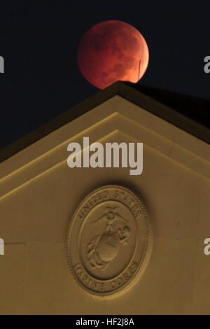 La luna sorge in pieno lunar eclipse su la sede del Marine Corps Air Station Cherry Point e 2 aeromobili Marina Wing qui Ott 8, 2014. Un'eclisse lunare si verifica quando la Luna in orbita luoghi terra direttamente tra il sole e la luna, getta un' ombra in tutta la superficie lunare. La prossima eclissi lunare totale avrà luogo il 20 marzo 2015. Eclissi lunare totale su Cherry Point 141008-M-PJ332-088 Foto Stock