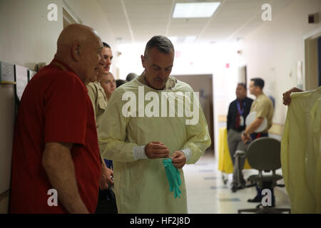 Principali gen. Vincent A. Coglianese, comandante generale della Marina 1 Logistics Group e un nativo di New Jersey, indossa un abito di medici e guanti come egli ha visitato i guerrieri feriti presso il Veterans Affairs Hospital di Palo Alto, California, Ottobre 8, 2014. Coglianese trascorso del tempo con il ferito i membri del servizio e impartendo loro con la parola di sostegno e di entusiasmo. La visita si è svolta durante il San Francisco Fleet Week 2014, che si concentra sulla formazione di interoperabilità tra uso civile e militare agenzie a migliorare la cooperazione e il coordinamento, nonché aumentare la prontezza attraverso una gamma di aiuti umanitari assista Foto Stock