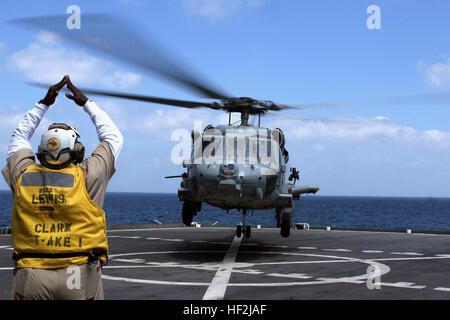 090206-M-6412J-016 Golfo di Aden (feb. 6, 2009) ShipÕs bosun Kien Williams segnala un HH-60H Sea Hawk elicottero da 'Tridents' di elicottero Anti-Submarine Squadron 3 (HS-3), combinato Task Force 151 di decollare dal militare Sealift comando carico secco/ munizioni nave USNS Lewis e Clark (T-AKE 1). (U.S. Marine Corps foto di Cpl. Patrick M. Johnson-Campbell/RILASCIATO) Navy US 090206-M-6412J-016 della nave Kien bosun segnali Williams un HH-60H Sea Hawk elicottero al decollo Foto Stock