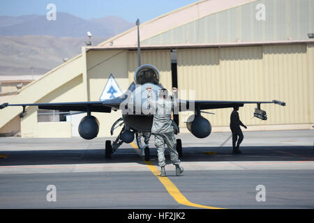 La meccanica del motore da 149squadrone Manutenzione, Texas Air National Guard per eseguire un cambio di motore su di un F-16 Fighting Falcon durante Salitre 2014, 13 ottobre, a Cerro Moreno Air Force Base, vicino a Antofagasta, Cile. Salitre è un cileno-led esercizio dove gli Stati Uniti, Cile, Brasile, Argentina e Uruguay, focus sulla maggiore interoperabilità tra nazioni alleate. (Air National Guard foto di Senior Master Sgt. Miguel Arellano/RILASCIATO) aviatori partecipare ChileE28099s Salitre esercizio 141013-Z-IJ251-173 Foto Stock