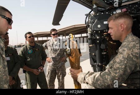 I medici di volo della compagnia F 2/147th Assault Helicopter Battalion dimostrano un penetratore nella giungla su un medevac Black Hawk ai capi dell'equipaggio dell'aeronautica kuwaitiana a Camp Buehring, Kuwait, per migliorare la partnership e le capacità di aviazione. Foto Stock