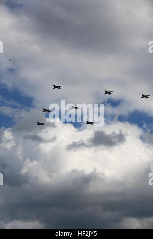 Sette EA-6B malintenzionati volare in una freccia formazione su Marine Corps Air Station Cherry Point, N.C., 16 ottobre 2014. Il volo è stato il primo in Marine Corps aviation storia per avere sette malintenzionati dallo stesso squadrone volare insieme in formazione. I marines di Marine Tactical Electronic Warfare Training Squadron 1condotto il fly-bys nella celebrazione di recente di essere nominato il destinatario del 2014 Associazione di Old Crows Marine Corps eccezionale premio dell'unità. VMAQT-1 Marines condotta storica fly-by, lodata per eccellenza 141016-M-SR938-084 Foto Stock