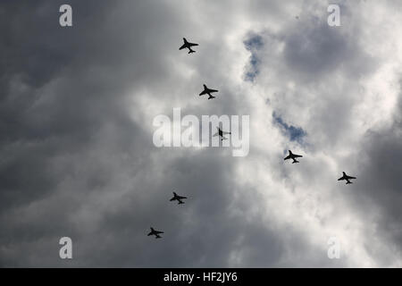 Sette EA-6B malintenzionati volare in un ago formazione su Marine Corps Air Station Cherry Point, N.C., 16 ottobre 2014. Il volo è stato il primo in Marine Corps aviation storia per avere sette malintenzionati dallo stesso squadrone volare insieme in formazione. I marines di Marine Tactical Electronic Warfare Training Squadron 1 condotto il fly-bys nella celebrazione di recente di essere nominato il destinatario del 2014 Associazione di Old Crows Marine Corps eccezionale premio dell'unità. VMAQT-1 Marines condotta storica fly-by, lodata per eccellenza 141016-M-SR938-090 Foto Stock