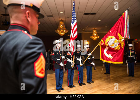 I Marines della 15th Marine Expeditionary Unit presentano i colori al ballo di compleanno del corpo dei Marines a Camp Pendleton, per celebrare il 239 ° anniversario del corpo dei Marines degli Stati Uniti. Foto Stock