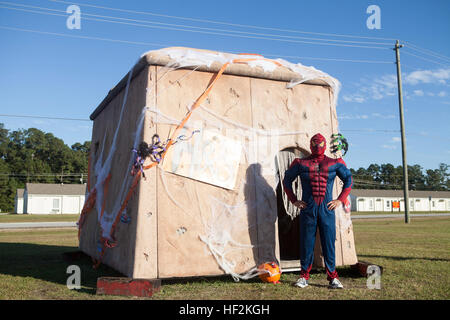 I marines della School of Infantry-East partecipano al SOI-e Fall Festival di Camp Geiger, North Carolina, con una capanna a tema Spider-Man ed esercizi di addestramento in un'area militare di Urban Terrain. Foto Stock