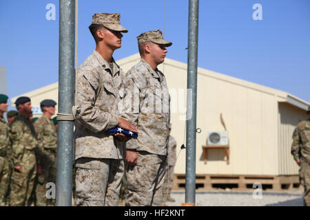 Stati Uniti Marines con Comando Regionale (sud-ovest) RC(SW) preparare per presentare la posizione abbassata di United States Flag per il brigadiere gen. Daniel D. Yoo, commander, RC(SW), durante la fine della cerimonia di operazioni a bordo Camp Leatherneck, provincia di Helmand, Afghanistan, Ottobre 26, 2014. La cerimonia ha segnato la fine ufficiale della RC(SW) operazioni nella provincia di Helmand. (Gazzetta Marine Corps Foto di Sgt. Dustin D. Marzo/RILASCIATO) del comando regionale del sud-ovest termina la missione in Helmand, Afghanistan 141026-M-EN264-602 Foto Stock