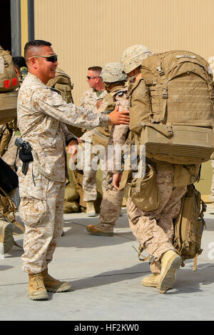 Stati Uniti Marine Brig. Gen. Daniel D. Yoo (sinistra), Comando Regionale (sud-ovest) (RC(SW) comandante generale, saluta Marines dopo l'arrivo a Kandahar Airfield (KAF), in Afghanistan, Ott. 27, 2014. I marines transitato al KAF seguenti la fine di RC(SW) operazioni nella provincia di Helmand. (Gazzetta U. S. Marine Corps foto di Sgt. Dustin D. Marzo/RILASCIATO) RC(SW) arriva a Kandahar Airfield 141027-M-EN264-724 Foto Stock