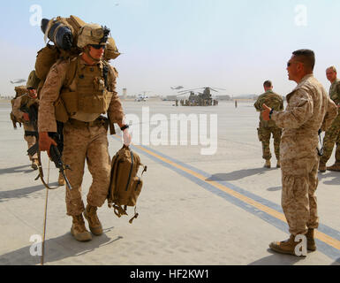 Stati Uniti Marine Brig. Gen. Daniel D. Yoo (a destra), il comando Regionale (sud-ovest) (RC(SW) comandante generale, Marines dà un pollice in alto dopo il suo arrivo a Kandahar Airfield (KAF), in Afghanistan, Ott. 27, 2014. I marines transitato al KAF seguenti la fine di RC(SW) operazioni nella provincia di Helmand. (Gazzetta U. S. Marine Corps foto di Sgt. Dustin D. Marzo/RILASCIATO) RC(SW) arriva a Kandahar Airfield 141027-M-EN264-733 Foto Stock