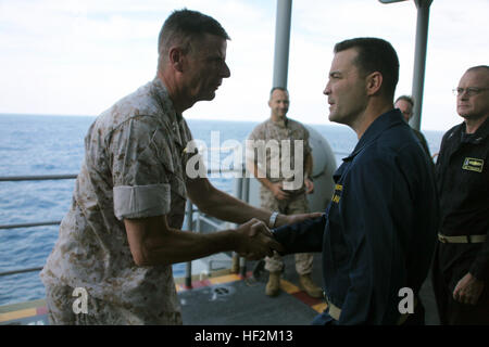 Principali gen. William D. Beydler, sinistra, il comandante generale della II Marine forza expeditionary, scuote le mani con Marina Capt. James McGovern, comandante della USS Iwo Jima, Ottobre 29, 2014. Beydler volò sul Iwo Jima a parlare con il ventiquattresimo Marine Expeditionary Unit circa la loro prossima distribuzione alla fine dell'anno. (U.S. Marine Corps foto di Sgt. Devin Nichols) 24 MEU operazioni 141029-M-AR522-055 Foto Stock