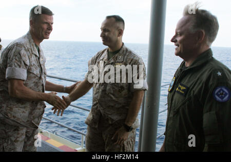 Principali gen. William D. Beydler, sinistra, il comandante generale della II Marine forza expeditionary, scuote le mani con Col. Scott F. Benedetto, comandante della XXIV Marine Expeditionary Unit, a bordo della USS Iwo Jima, Ottobre 29, 2014. Beydler volò sul Iwo Jima a parlare con il ventiquattresimo Marine Expeditionary Unit circa la loro prossima distribuzione alla fine dell'anno. (U.S. Marine Corps foto di Sgt. Devin Nichols) 24 MEU operazioni 141029-M-AR522-058 Foto Stock