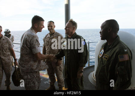 Principali gen. William D. Beydler, sinistra, il comandante generale della II Marine forza expeditionary, scuote le mani con posteriore Adm. Richard W. Butler, il comandante del Carrier Strike gruppo 4, a bordo della USS Iwo Jima, Ottobre 29, 2014. Beydler volò sul Iwo Jima a parlare con il ventiquattresimo Marine Expeditionary Unit circa la loro prossima distribuzione alla fine dell'anno. (U.S. Marine Corps foto di Sgt. Devin Nichols) 24 MEU operazioni 141029-M-AR522-060 Foto Stock