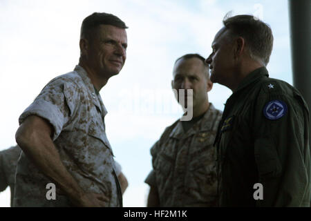 Principali gen. William D. Beydler, sinistra, il comandante generale della II Marine forza expeditionary, parla con posteriore Adm. Richard W. Butler, a destra il comandante del Carrier Strike gruppo 4, e Col. Scott F. Benedetto, il comandante del XXIV Marine Expeditionary Unit, a bordo della USS Iwo Jima, Ottobre 29, 2014. Beydler volò sul Iwo Jima a parlare con il ventiquattresimo MEU circa la loro prossima distribuzione alla fine dell'anno. (U.S. Marine Corps foto di Sgt. Devin Nichols) II MEF comandante generale parla al ventiquattresimo MEU Marines a bordo della USS Iwo Jima 141029-M-AR522-066 Foto Stock