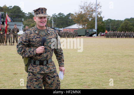 Stati Uniti Marine Corps Lt. Col. Sean C. Killeen risolve il pubblico durante un cambiamento di cerimonia di comando per Marine Wing Support Squadron 274, al Marine Corps Air Station Cherry Point, N.C., nov. 6, 2014. La cerimonia ha commemorato il passaggio di autorità da un comandante di un'altra. (U.S. Marine Corps foto di Cpl. Yosselyn A. Munnelryn/RILASCIATO) MWSS-274 Cambiamento di cerimonia di comando 141106-M-OB177-079 Foto Stock