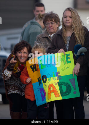 Stati Uniti Air Force aviatori da 133Airlift Wing ricongiungimento con le loro famiglie e i loro amici in St. Paul, Minn., nov. 6, 2014. Quasi 100 aviatori da 133Airlift Wing sono state distribuite per il sud-est asiatico per quattro mesi a sostegno dell'Operazione Enduring Freedom. (U.S. Air National Guard foto di Tech. Sgt. Amy M. Lovgren/RILASCIATO) Spotting piano 141106-Z-LY731-200 Foto Stock