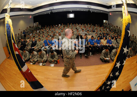 Stati Uniti Air Force Chief Master Sgt. James W. nome Hotaling, comando Capo Comandante Sergente della Air National Guard, indirizzo Airman dal 154 Ala, Hawaii Air National Guard, durante un municipio incontro alla base comune a Pearl Harbor Hickam nov. 9, 2014. Nome Hotaling incoraggiato la aviatori di rinnovare il loro impegno per la professione di armi attraverso la Air Force valori core, focus sulle prestazioni e sulla formazione e la deliberata sviluppo di aviatori. (U.S. Air National Guard foto di Airman 1. Classe Robert Cabuco) US Air Force Chief Master Sgt. James W. nome Hotaling; il comando Capo Comandante Sergente dell'aria Nati Foto Stock