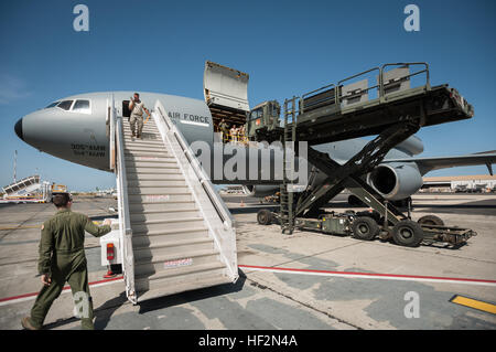 I facchini dell'antenna dal Kentucky Air National Guard 123della risposta di emergenza del gruppo una posizione Halverson la movimentazione del carico veicolo per offload di pallet di aiuti umanitari da U.S. Air Force KC-10 aeromobili a Léopold Sédar Senghor International Airport di Dakar in Senegal, nov. 12, 2014. Il Kentucky aviatori andrà di scena il carico in Senegal prima di trasbordo di U.S. Air Force C-130J di aeromobili per la erogazione in Monrovia, Liberia, a sostegno di operazioni di assistenza unita, U.S. Agenzia per lo Sviluppo Internazionale-led, tutta di sforzo del governo per contenere il virus Ebola focolaio in Occidente un Foto Stock