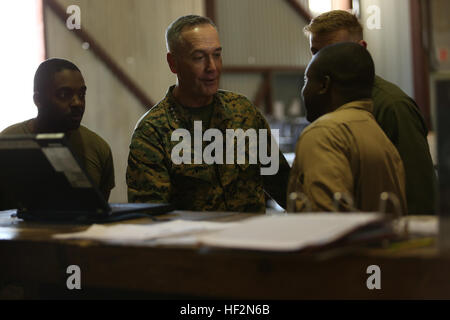 Gen. Joseph F. Dunford Jr., Comandante della Marine Corps, saluta il personale Sgt. Darryl Huger, Staff Non-Commissioned ufficiale responsabile, Marine Attacco leggero elicottero Squadron 167, durante la formazione integrata esercizio 1-15, nov. 14, 2014. La trentaseiesima comandante è stato salutato dal centro di combattimento il comandante generale, il Mag. Gen. Lewis A. Craparotta. (Gazzetta Marine Corps foto di Cpl. Charles Santamaria/RILASCIATO) CMC visite centro di combattimento durante la ITX 1-15 141114-M-YE994-550 Foto Stock